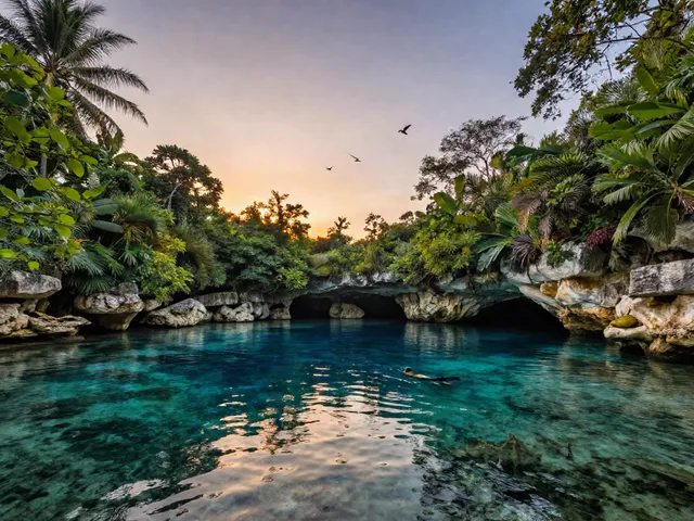 Cenoten und ihr Entstehungsprozess in Yucatán, wie Cenoten entstehen, mit klarem Wasser und üppigem Dschungel.